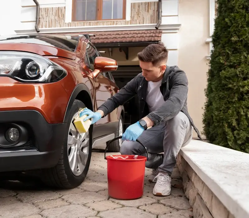 Lavage auto à domicile Montsecret-Clairefougère : professionnel intervenant sur un véhicule